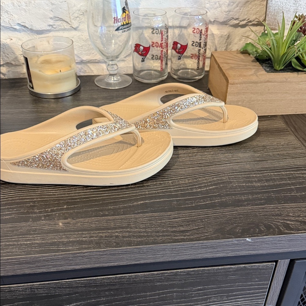 CROCS Women's Beige Glitter V-strap Sandals - Picture 5 of 7